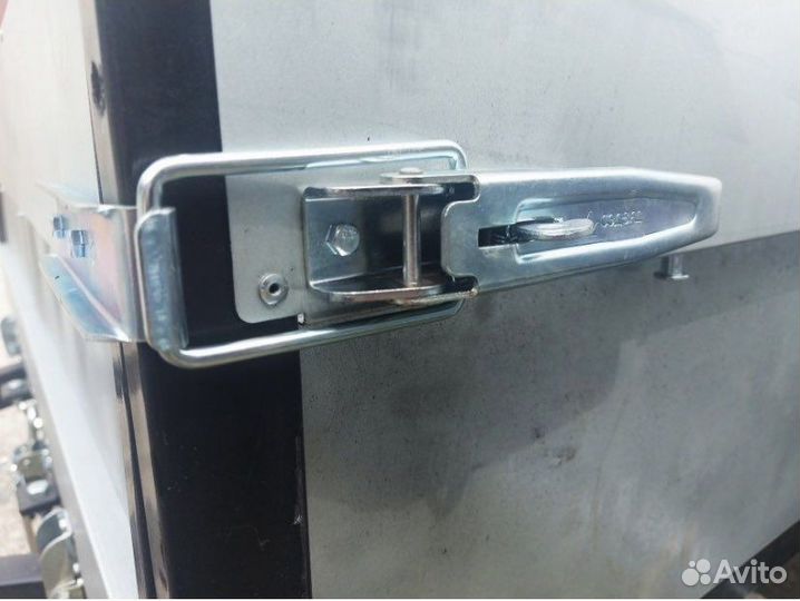 Замки борта автомобильного прицепа