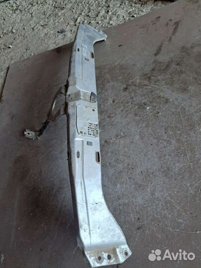 Рамка радиатора верхняя часть на Mercedes W210