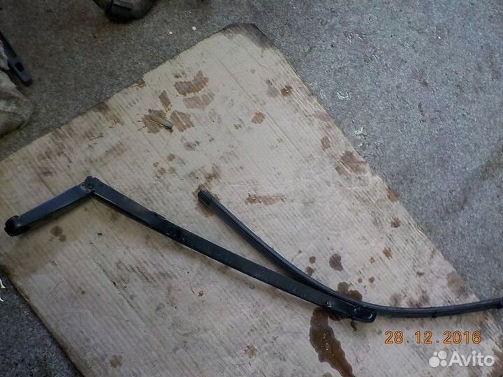 Поводок стеклоочистителя передний правый Audi S8