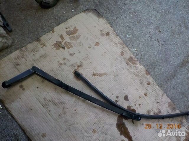 Поводок стеклоочистителя передний правый Audi S8