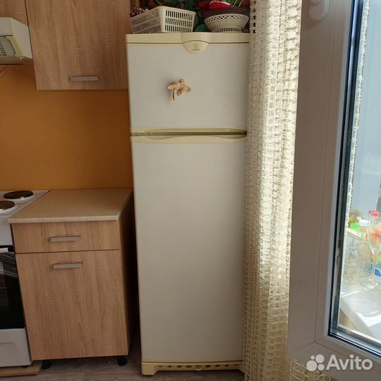 Холодильник бу indesit