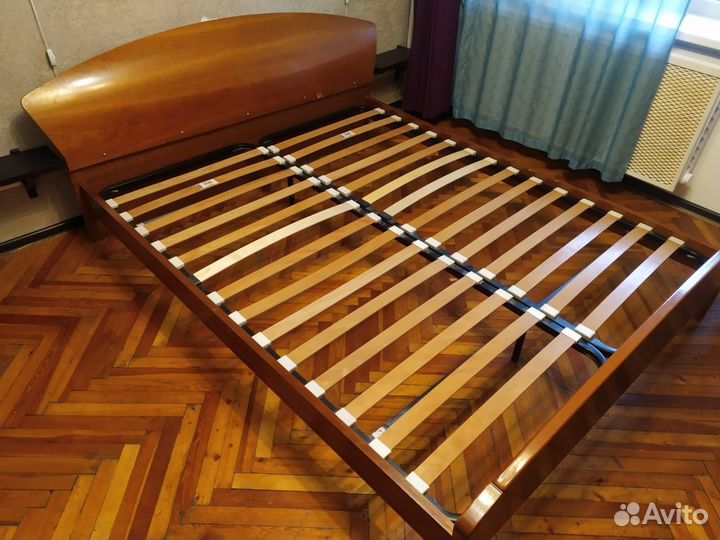 Кровать из массива дерева двуспальная б/у