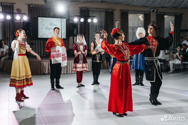 Танцевальное народное шоу на праздник