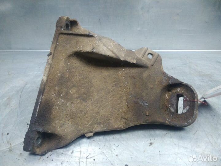 Кронштейн двигателя правый Audi 80/90 B4