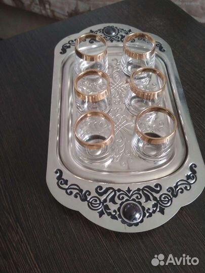 Набор рюмок на подносе