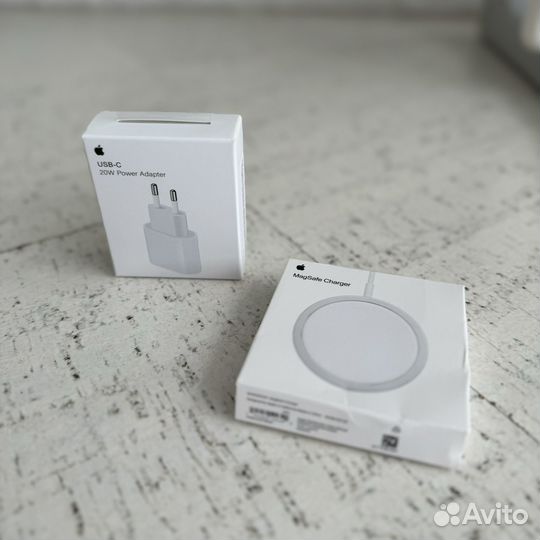 Блок Apple USB-C 20W и беспроводная зарядка Apple