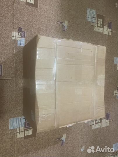 Коробка с женскими вещами