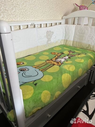 Детская кроватка с маятником