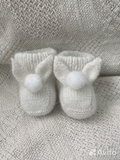 Чепчик зайка и пинетки с ушками для новорожденого