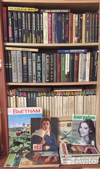 Книги много