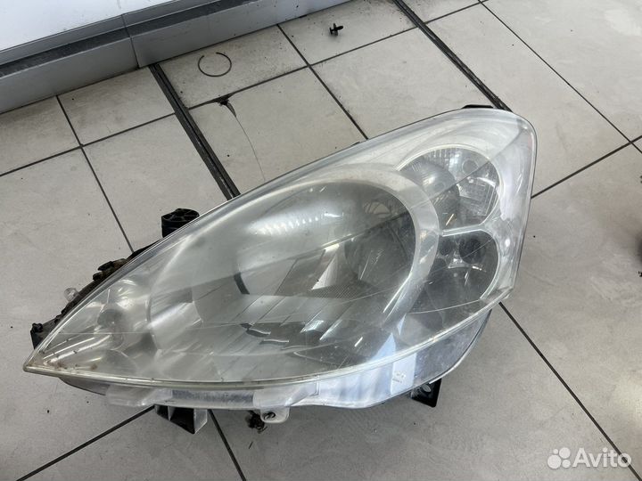 Передние фары Peugeot Partner
