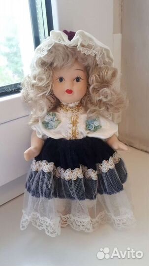 Кукла фарфоровая