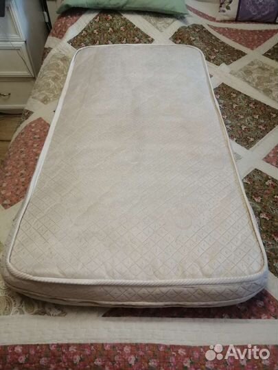 Стульчик и матрас в детскую кроватку