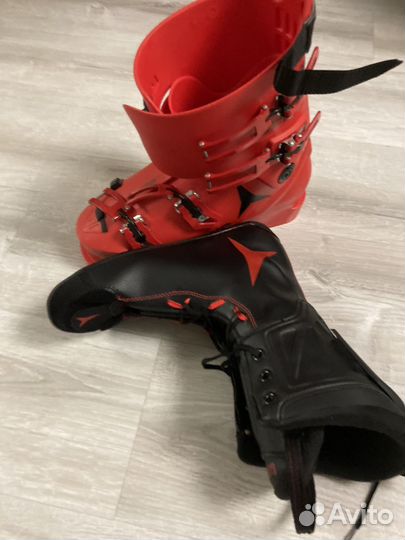 Горнолыжные ботинки atomic