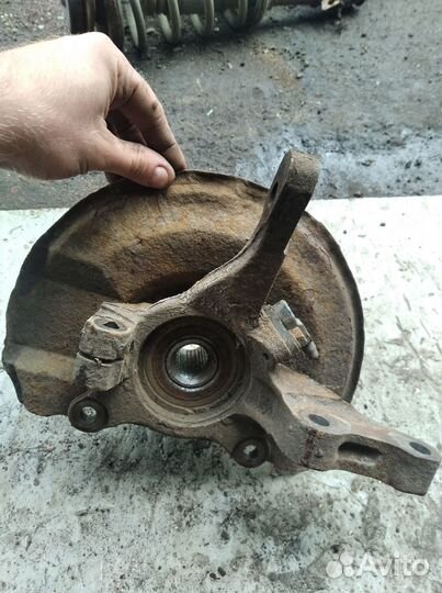 Поворотный кулак передний левый Митцубиси Лансер 9