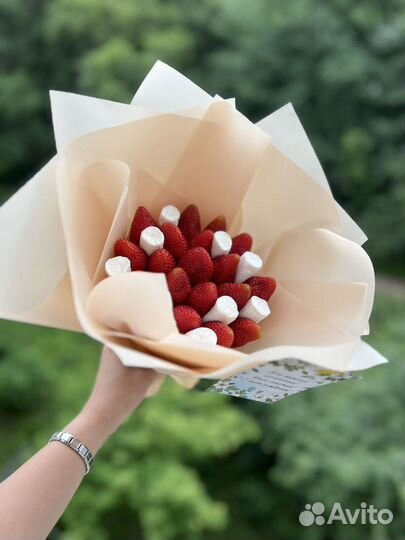 Букет из клубники и маршмеллоу без шоколада