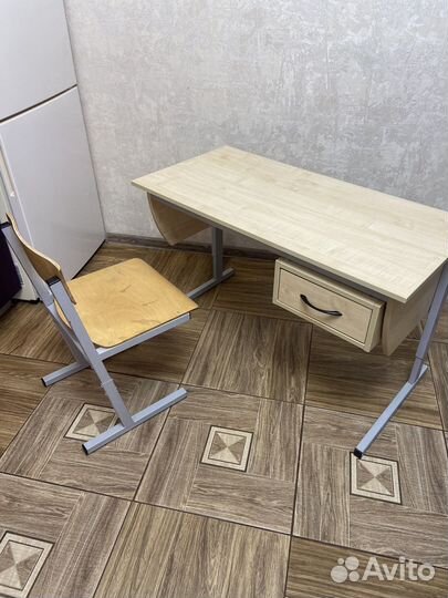 Детский письменный стол