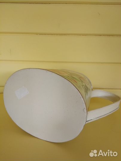 Декоративный жестяной кувшин