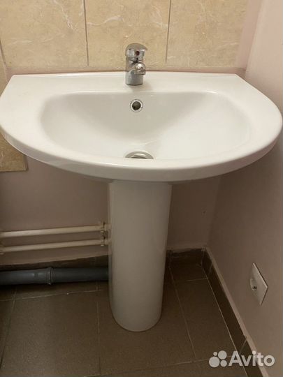 Раковина 61 см с пьедесталом + кран и шланги
