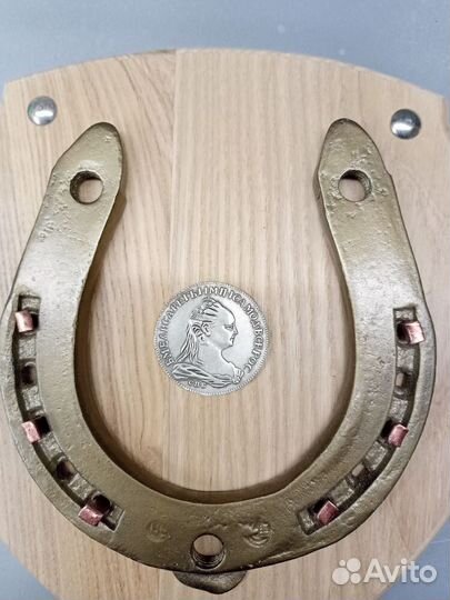 Деревянное панно с подковой