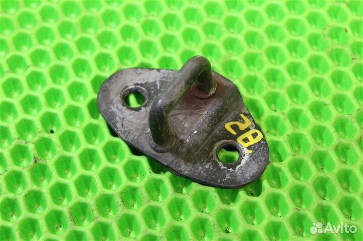 Петля замка багажника задняя Nissan Vanette SK82MN