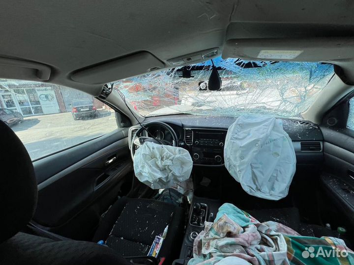 Mitsubishi Outlander 2.0 CVT, 2014, битый, 170 000 км