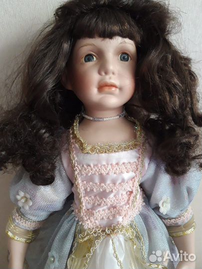 Кукла фарфоровая