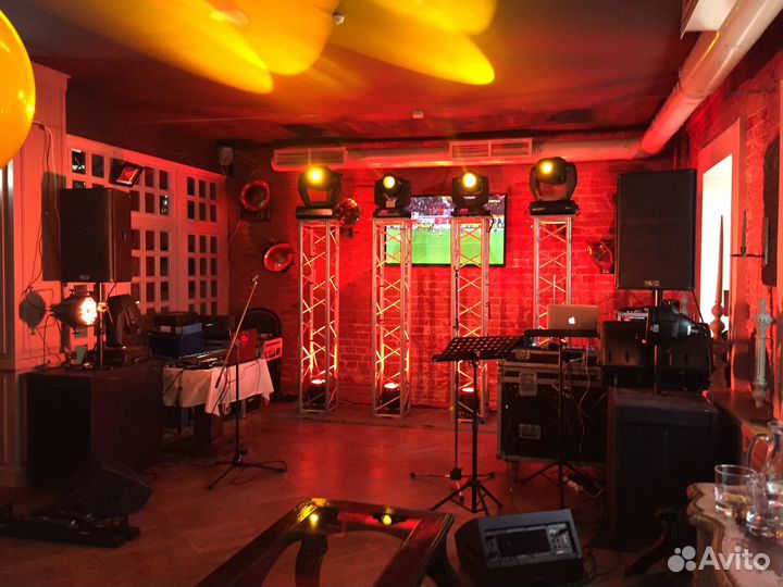 Ди Джей (DJ) со своим оборудованием