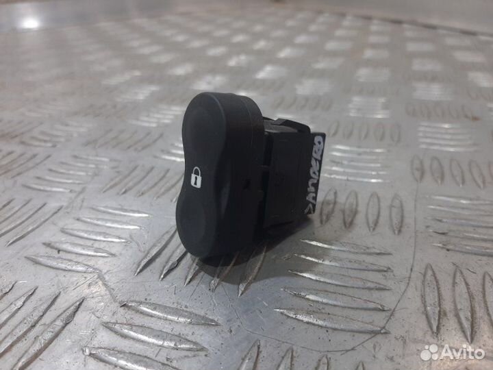 Кнопка центрального замка Renault Sandero K4M697