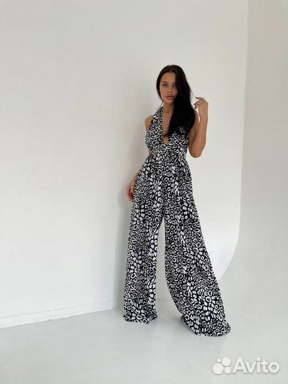 Черный комбинезон с завязками на шее с принтом