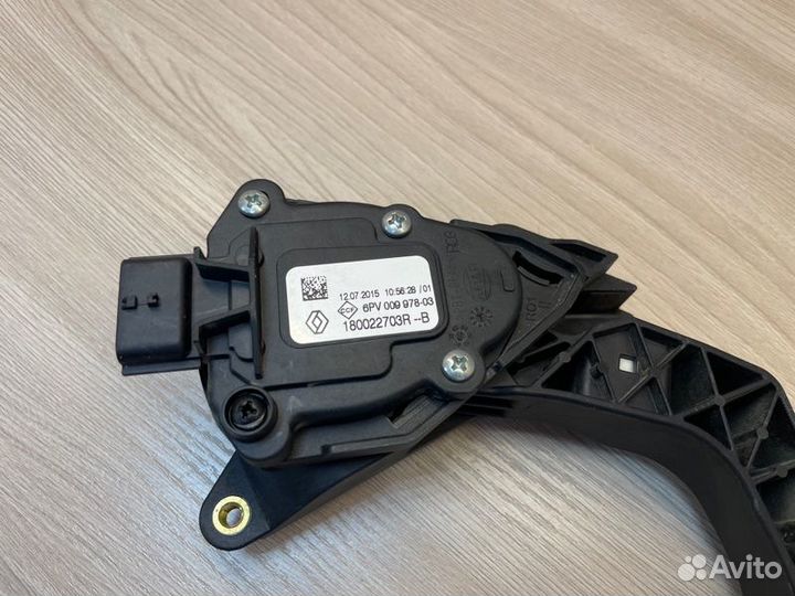 Педаль газа Renault Logan