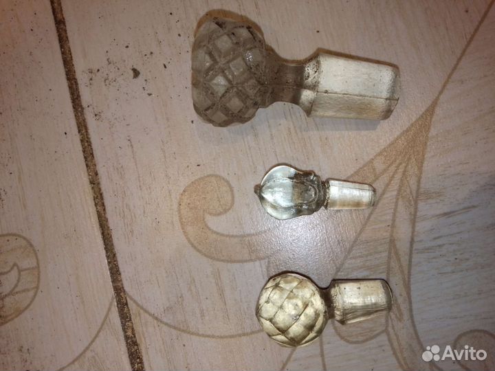 Старинные бутылочки и пробки