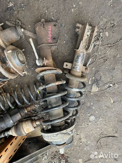 Рено трафик передние стойки в сборе