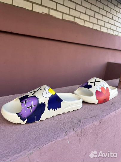 Тапочки adidas yeezy slide x Kaws