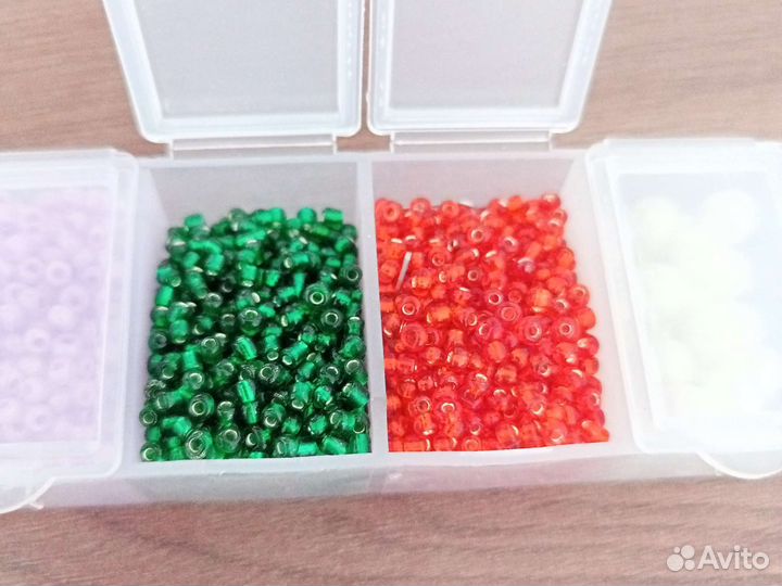 Бисер в контейнере