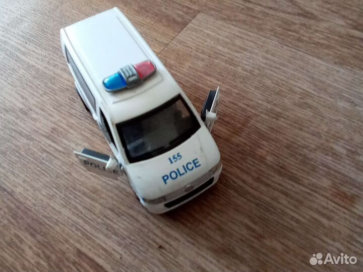 Полицейская авто работает мигалки