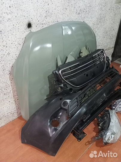 Передняя часть Peugeot 301