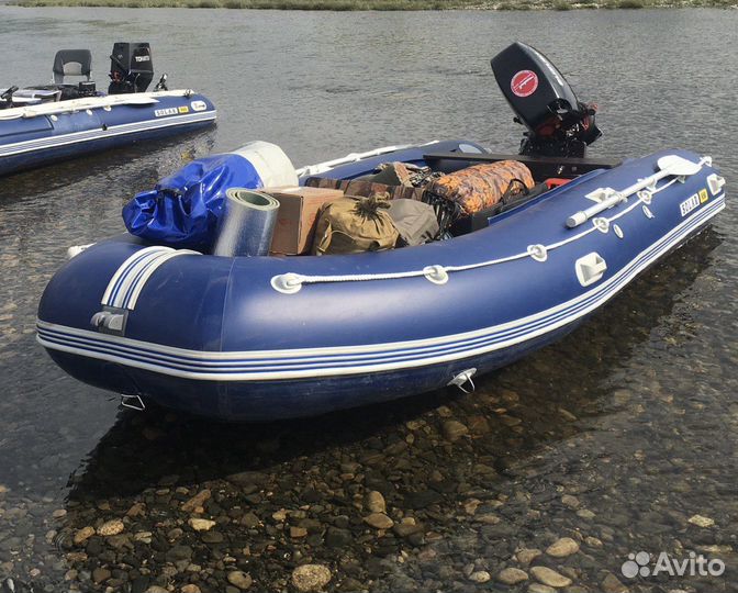 Надувная лодка с мотором