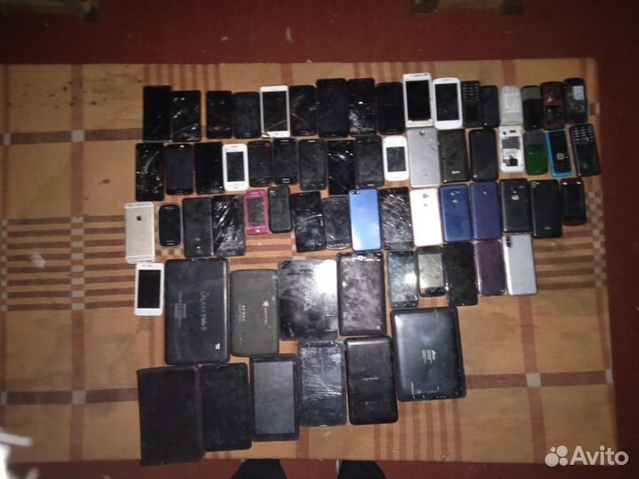 Смартфоны, кнопочные телефоны, планшеты