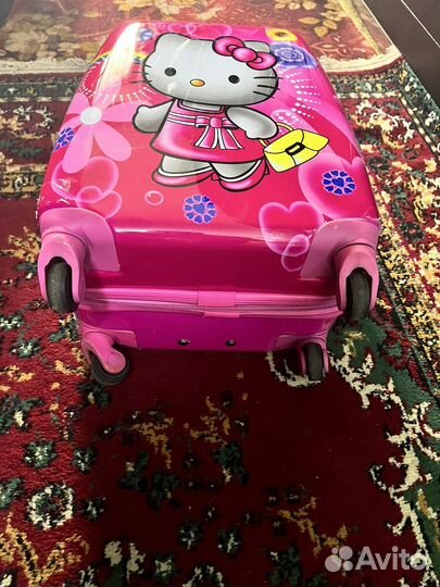 Детский чемодан на колесиках