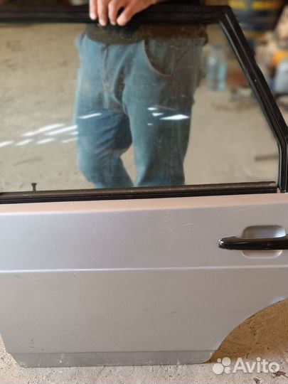 Задная левая дверь