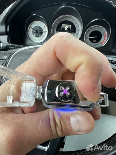 Крутая зажигалка с часами и фонарем