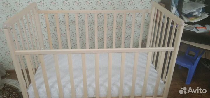 Детская кроватка с маятником