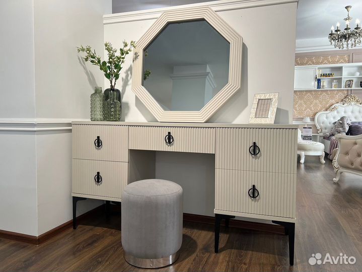 Спальные гарнитуры