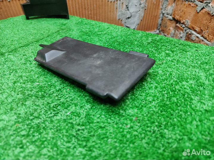 Крышка блока реле левая Volkswagen Passat B6