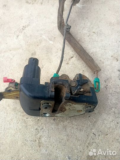 Замок двери задний правый Dodge Stratus