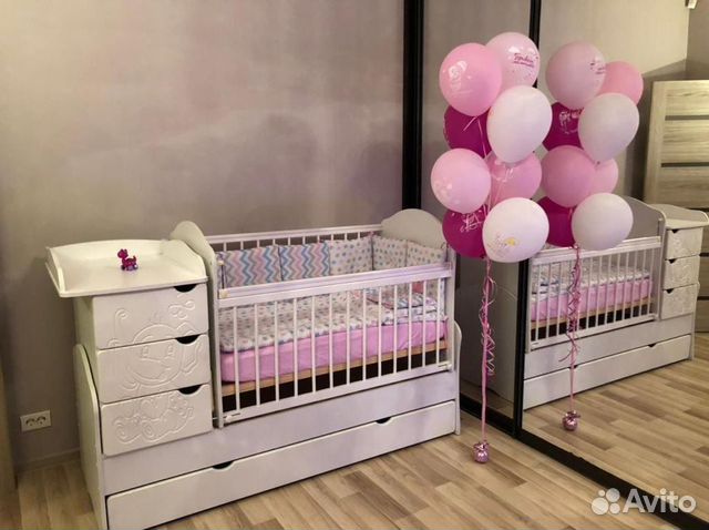 Детская кроватка с маятником и ящиком