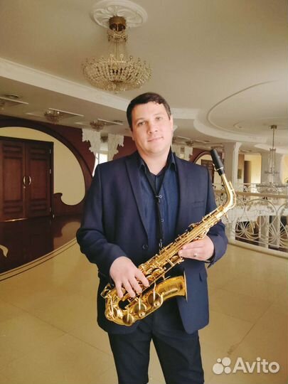 Саксофонист на праздник