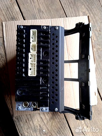 Штатная магнитола Тойота Ярис 2 поколение