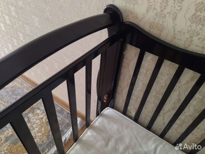 Детская кроватка с маятником и ящиком